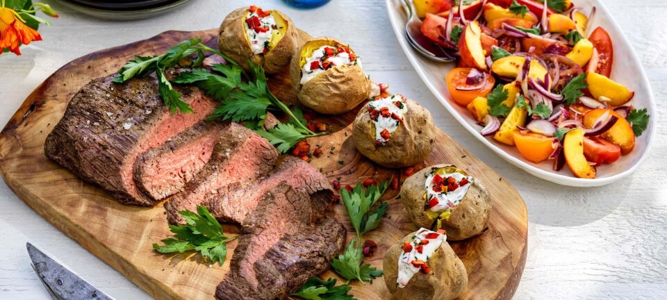 Flanksteak med bagte kartofler og tomat-ferskensalat