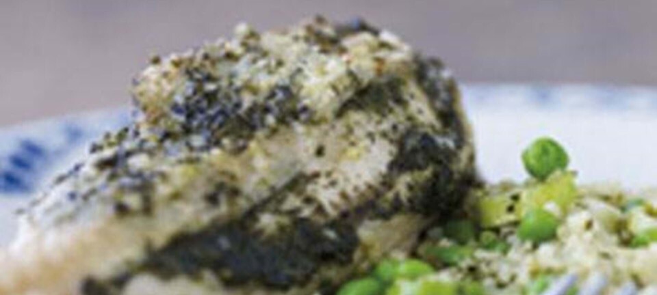 Sprødstegt kylling med ærter i bulgur med pesto