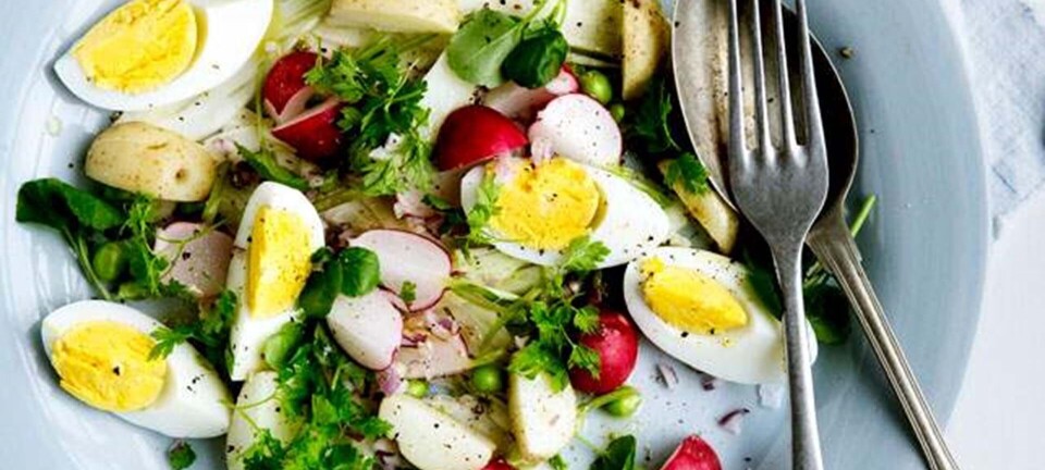 Sommerlig salat med ærter, æg, sprødt grønt og radiser