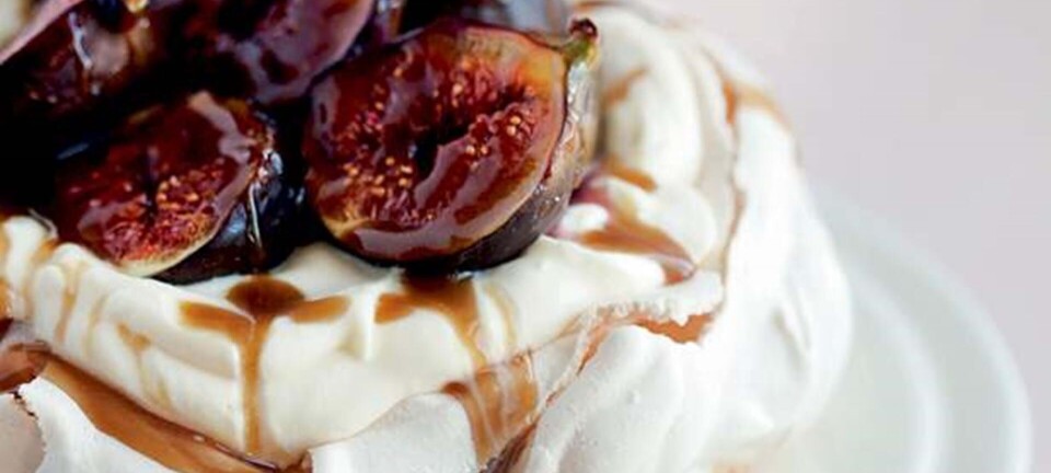 Marengs med karamelsauce, flødeskum og figner