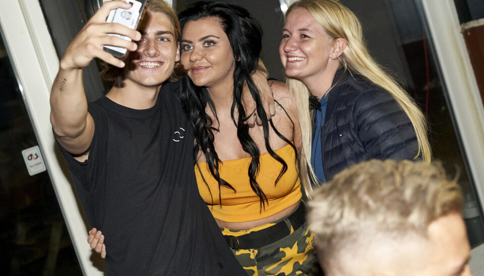 Fie Laursen optrådte for første gang med sin nye sang på natklubben Bloom Nightclub i Køge (Foto: Janus Nielsen)