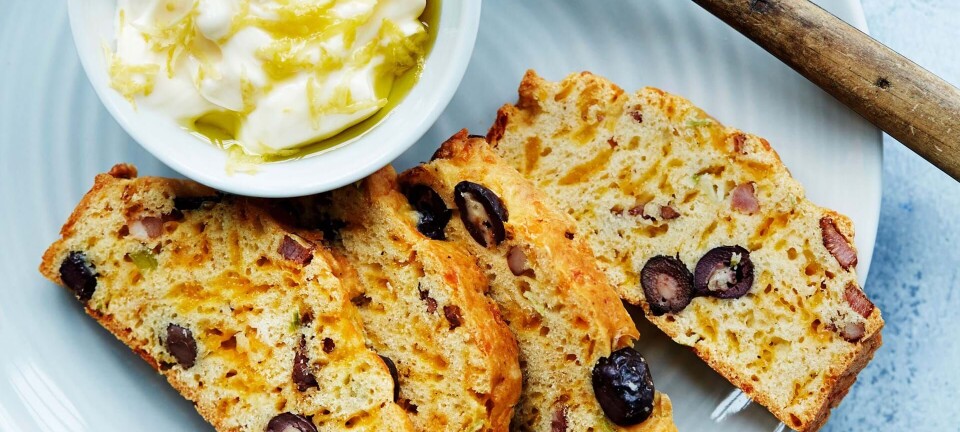 Snackbrød med bacon, ost og oliven