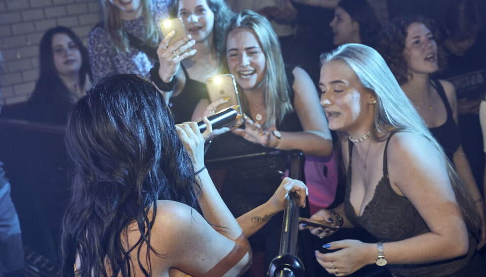 Fie Laursen optrådte for første gang med sin nye sang på natklubben Bloom Nightclub i Køge (Foto: Janus Nielsen)