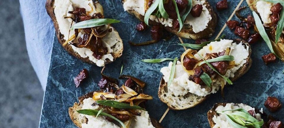 Bruchetta med butterbeanmos og chorizo-løg
