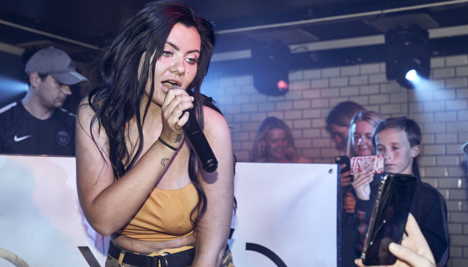 Fie Laursen optrådte for første gang med sin nye sang på natklubben Bloom Nightclub i Køge (Foto: Janus Nielsen)