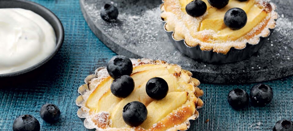 Mini-æble-blåbær-tærte