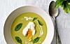 Ærte-asparges- suppe med mynte og pocheret æg