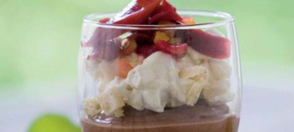 Chokolademousse med syltede rabarber
