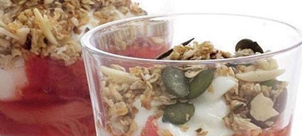 Skyr med rabarberkompot og sprødt drys