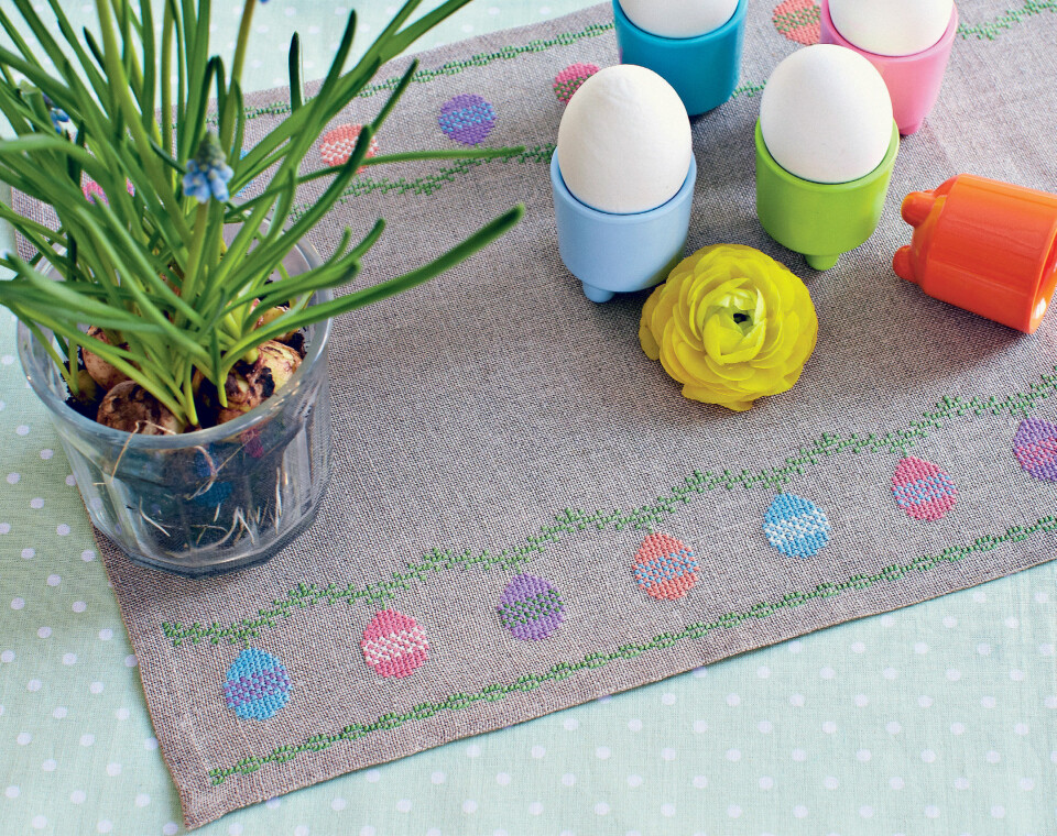 Broderet løber med fine påskeæg