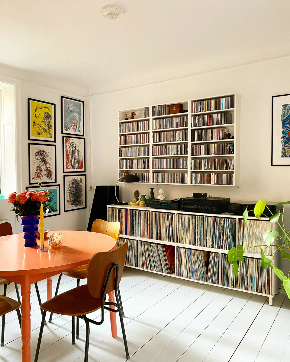 Alle Trines vinyler er samlet i en hjemmebygget reol.