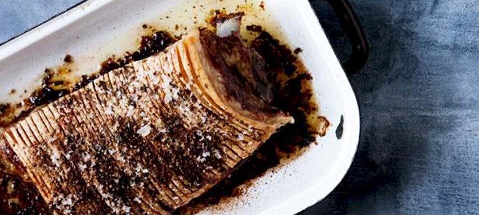 Langtidsstegt ribbensteg med honning, løgpuré og bitter salat