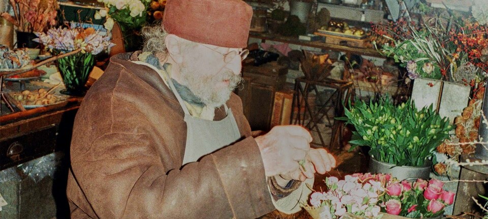 Han har skabt blomsterkunst i snart 60 år – og designet den vase, som hvert år stod på dronning Margrethes bord under nytårstalen