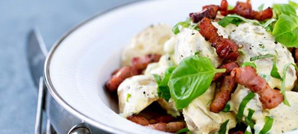 Karry-kartoffelsalat med ærter og bacon