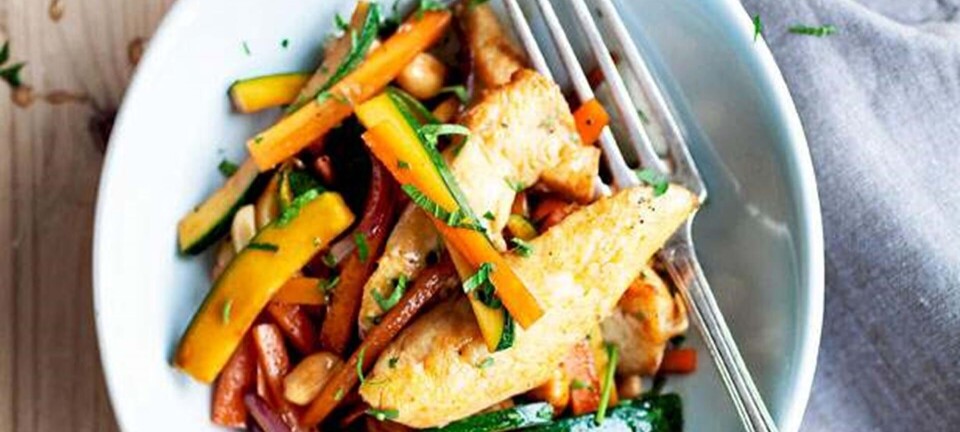 Kyllinge-wok med peanuts og grønt