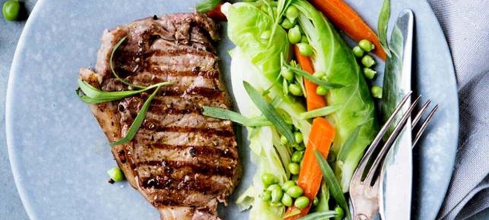 Grillet kalvekotelet med nye grøntsager og peberfrugtdip med mandler