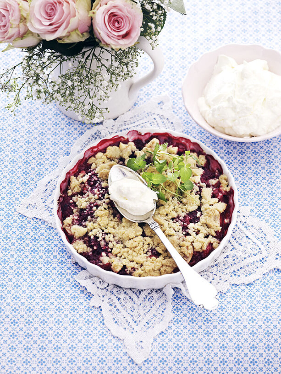 Nem dessert: Frugtcrumble med flødeskum