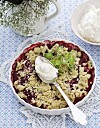 Nem dessert: Frugtcrumble med flødeskum
