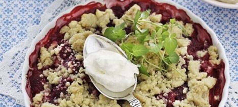 Nem dessert: Frugtcrumble med flødeskum