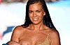 Bikini-model ammer sin 5 måneder gamle baby på catwalken