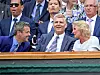 Kronprinsen så sidste halvdel af Wozniackis kamp fra The International Box. Han var inviteret af The All England Lawn and Tennis Club og taler her med formandens hustru, Gill Brook. Lige bag Frederik sad Jennifer Lopez’ mand, baseballspilleren Alex Rodriguez (Foto: Shutterstock/The Mega Agency).