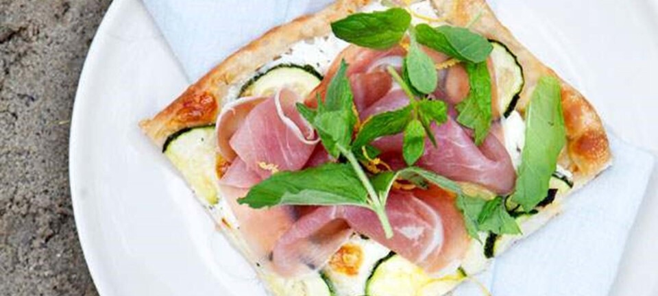 Nem tærte med gedeost, courgette og parmaskinke