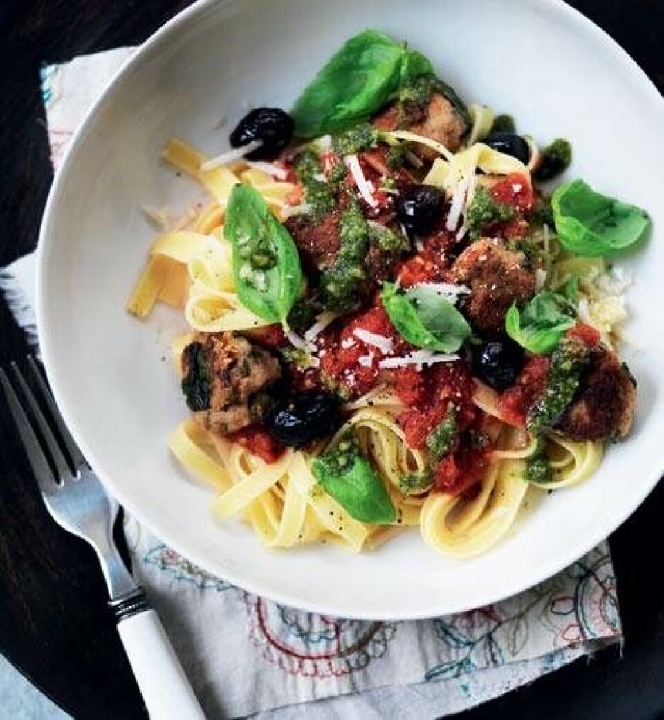 Hverdagsklassiker med kødboller og pesto