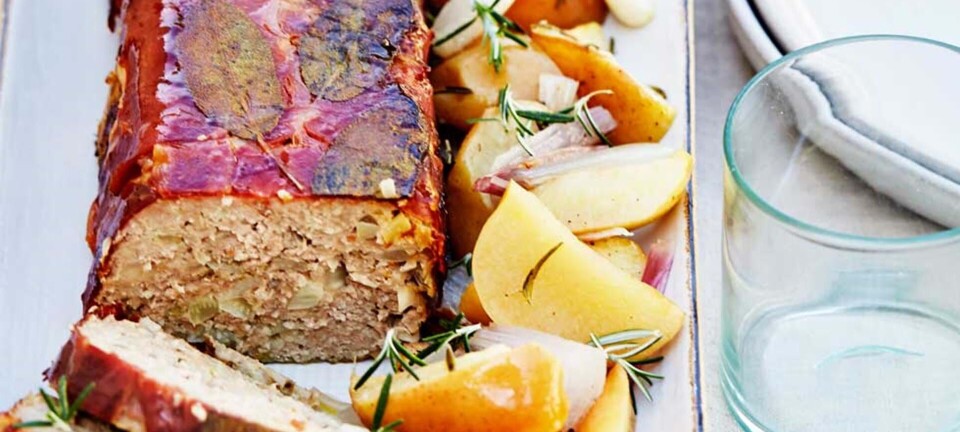 Lækkert farsbrød med parmaskinke, salvie og bagte æbler