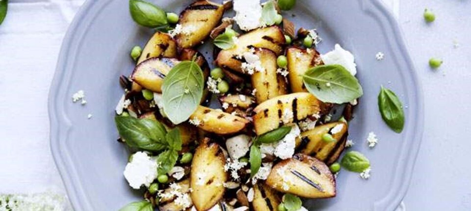 Salat med grillede ferskner, hyldeblomst, ærter, mandler og feta