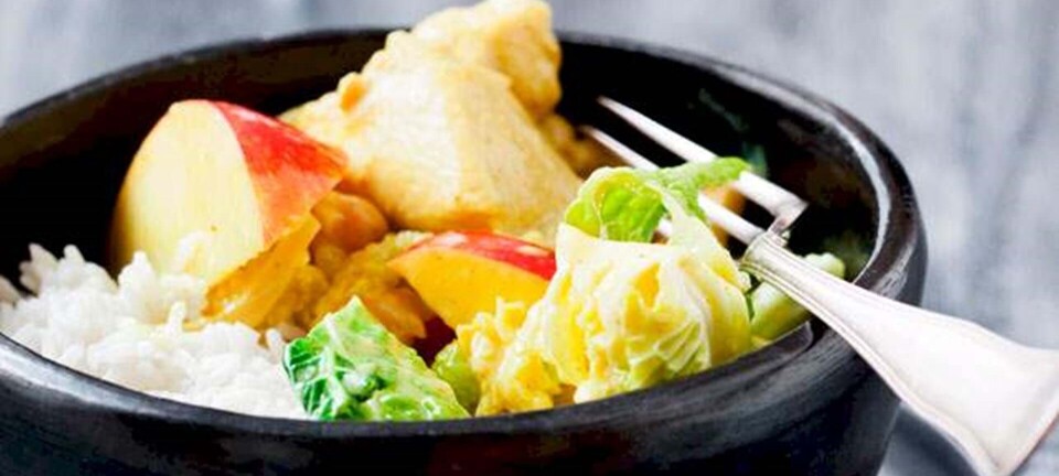 Karrygryde med kylling, savoykål og æble