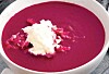 Rød rødbedesuppe med peberrodscreme
