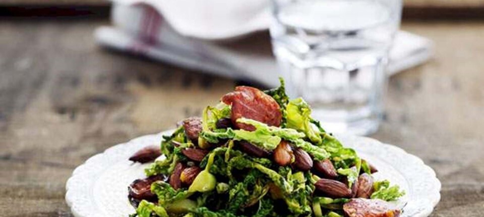 Stærk kål med chorizo og paprika-mandler