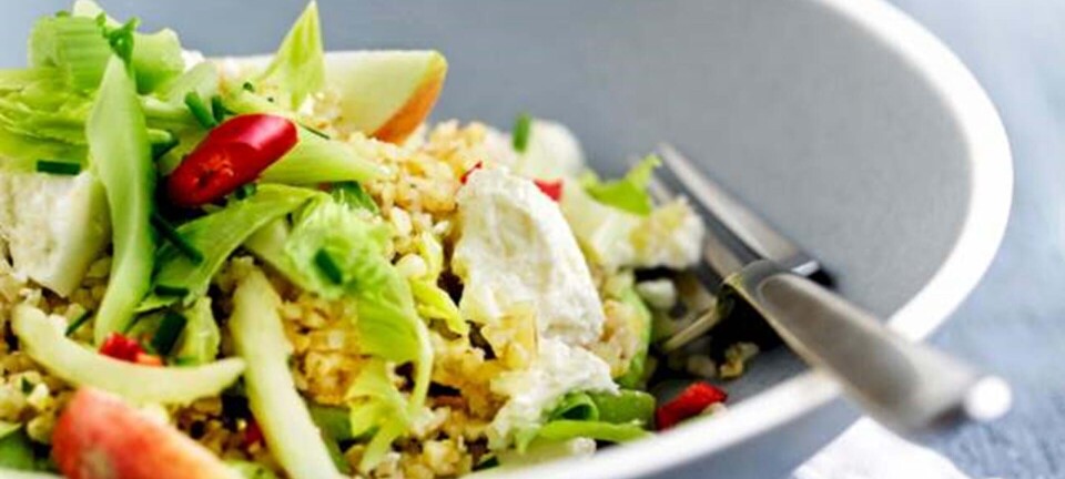 Bulgursalat med æble, chili og feta