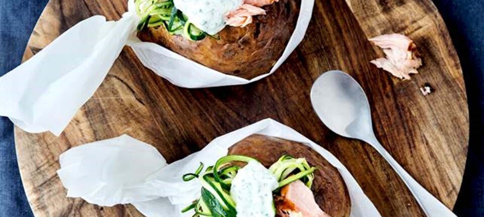 Bagte kartofler med estragoncreme, råmarinerede squash og røget hellefisk