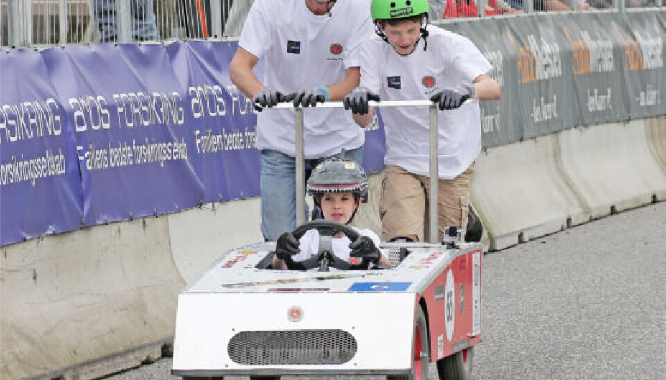 Felix har alle dage været en god bror for sine små søskende. Her ved Classic Race i Aarhus i 2016, hvor prins Henrik får et skub, mens farmand Joachim er ”rugbrødsmotor” (Foto: Niels Henrik Dam)