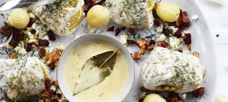 Bagt torsk med sennepssauce, kartofler, hårdkogte æg, rødbede, bacon og dild