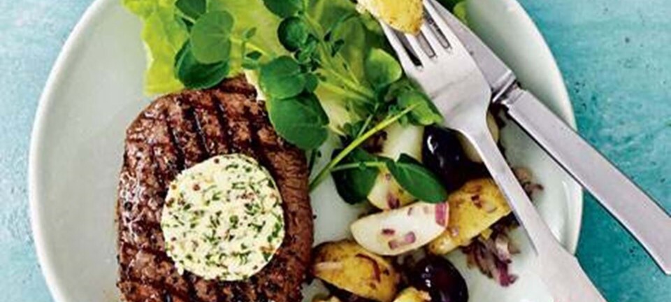 Peberbøffer med senneps-persille-smør og kartoffelsalat