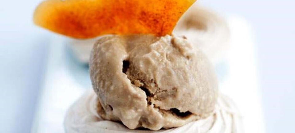 Isdessert: Is med lakrids og marengs