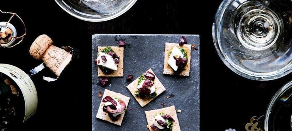 Sprøde kiks med pesto, mozzarella, chili og oliven