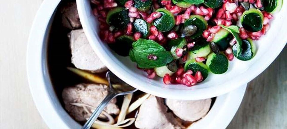 Svinemørbrad med græskar, courgetter, tranebær og græskarkerner