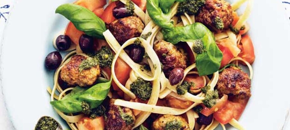 Krydrede minifrikadeller i pasta