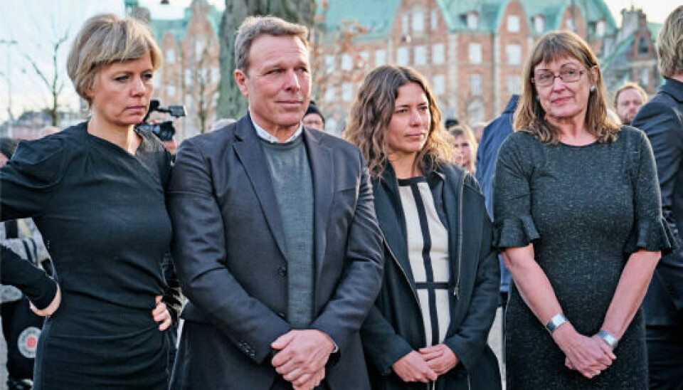Billede 1 - Tre af eventyrerens fem børn, fra venstre Lærke, Mikkel og Gurli Marie, samt hans enke, Else Marie Meldgaard, ved Kløvedals begravelse den 3. januar i år (Foto: Bo Nymann)