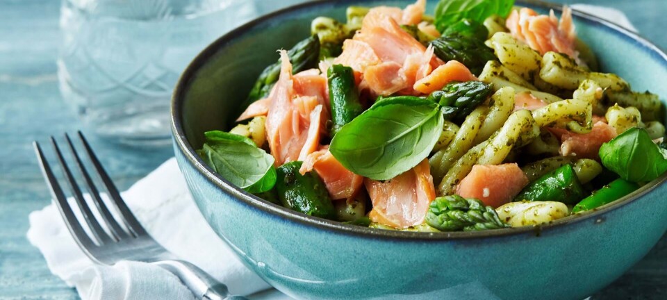 Nem pasta med varmrøget laks og grønne asparges