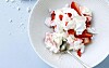 Sommerens nemmeste dessert: Eton mess med råsyltede jordbær