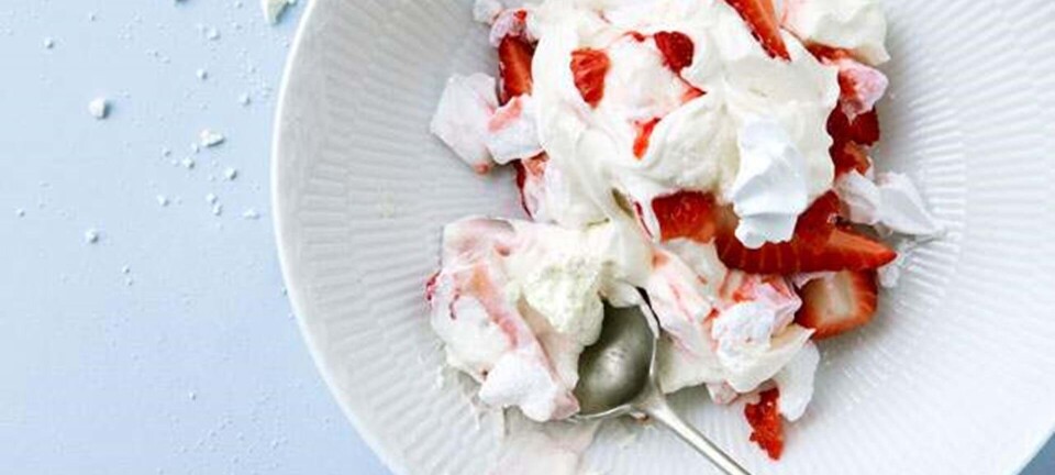 Sommerens nemmeste dessert: Eton mess med råsyltede jordbær