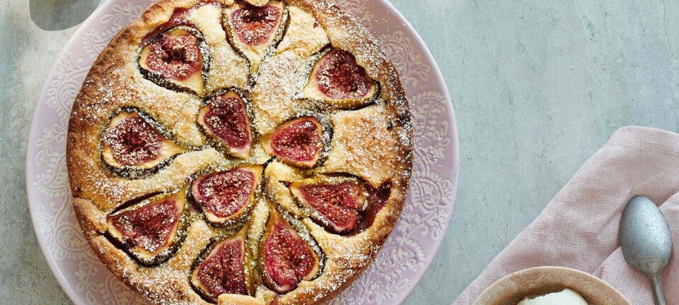 Figentærte med nødder og vaniljeis