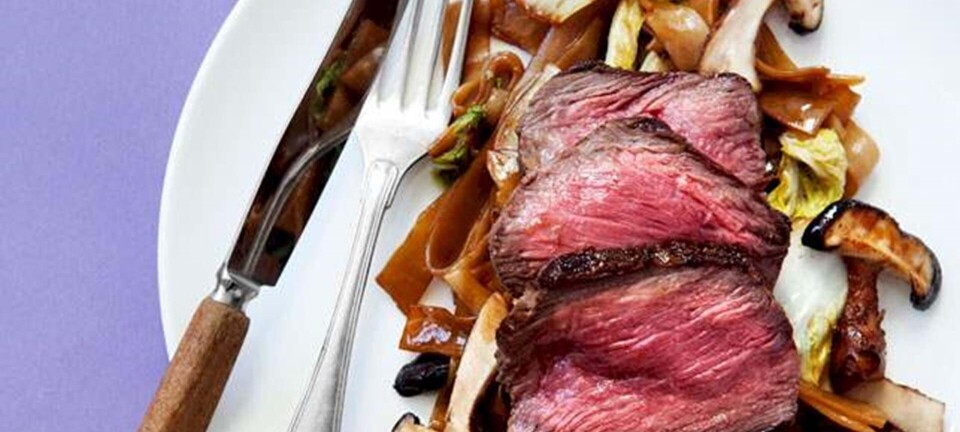 Steak og glasnudler med lynstegt kinakål og svampe i sød soja