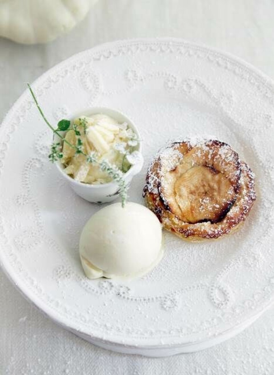 Dessertsymfoni med is, hvid chokolademousse og æblegalette