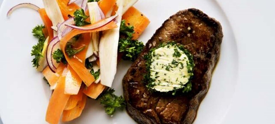 Steak med persillesmør og rodfrugtsalat