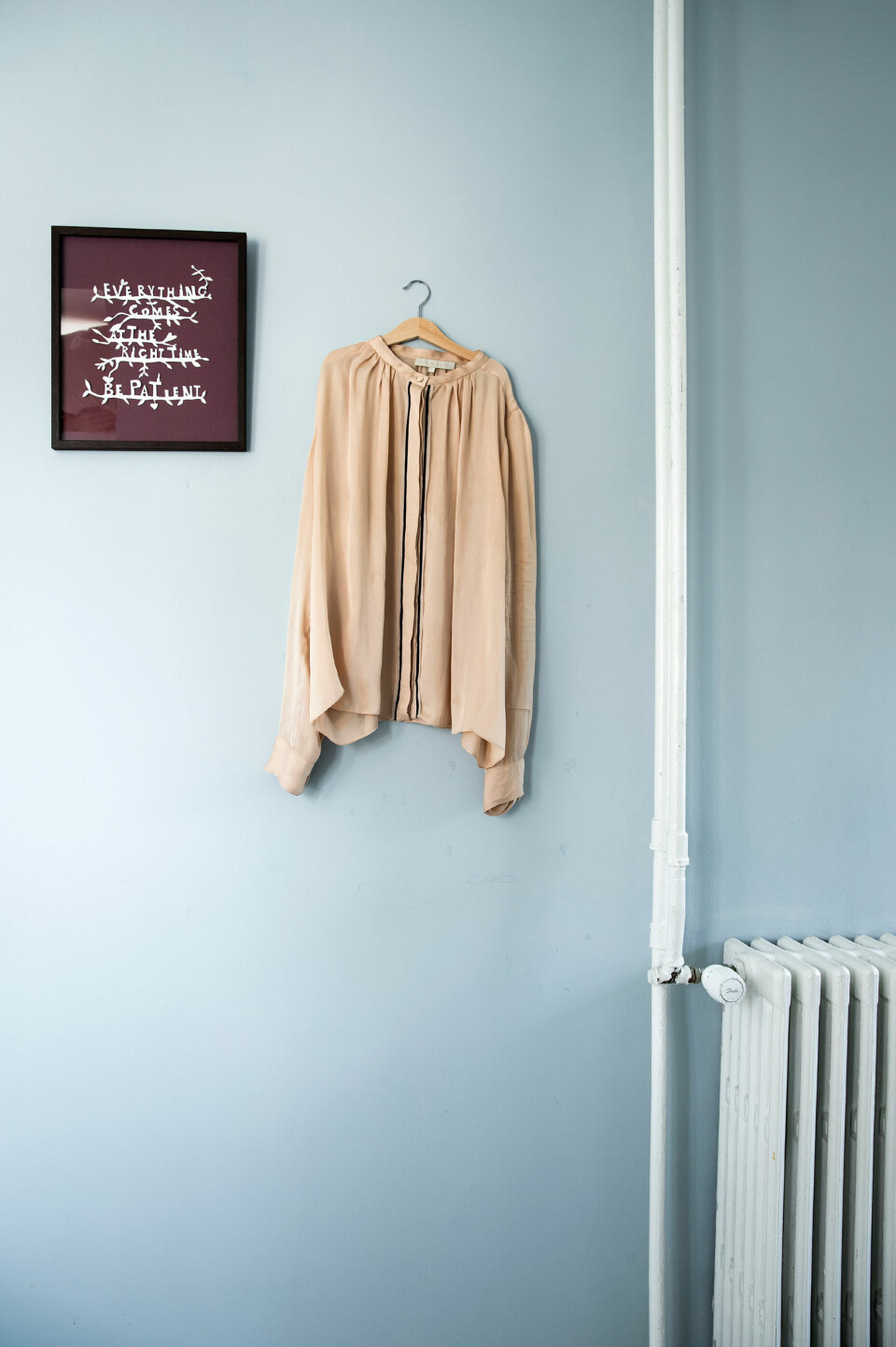 Skjorten er fra Miu Miu og papirklippet har Mia-Louisa selv lavet. Se mere på missemai.com.